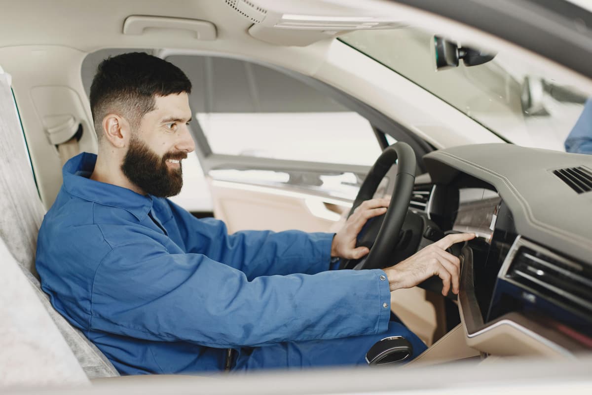 Homme dans sa voiture pour la première fois